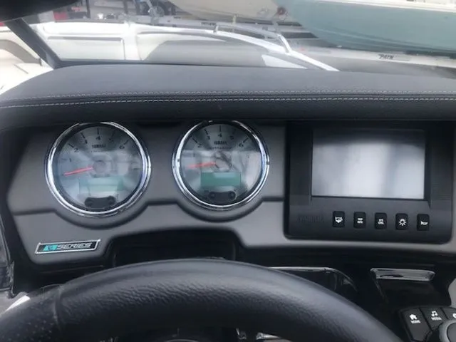 Slide: The Image of Yamaha 242 Limited S 2016 - 10