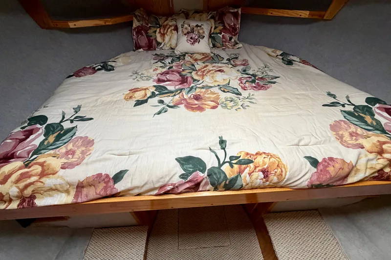 Slide: The Image of Floral-patterned bedding in a 1985 Mainship 34 Mk III yacht. - 28