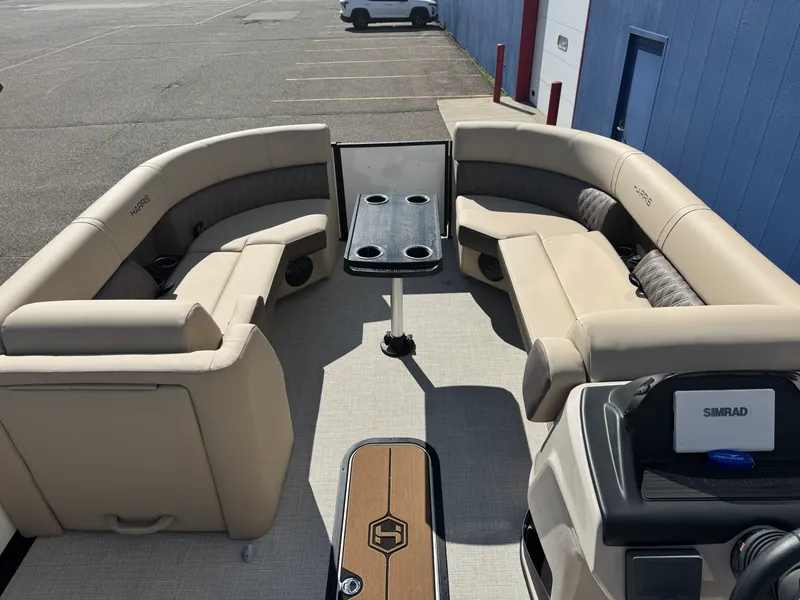 Slide: The Image of Harris Cruiser 230 2026 - 10