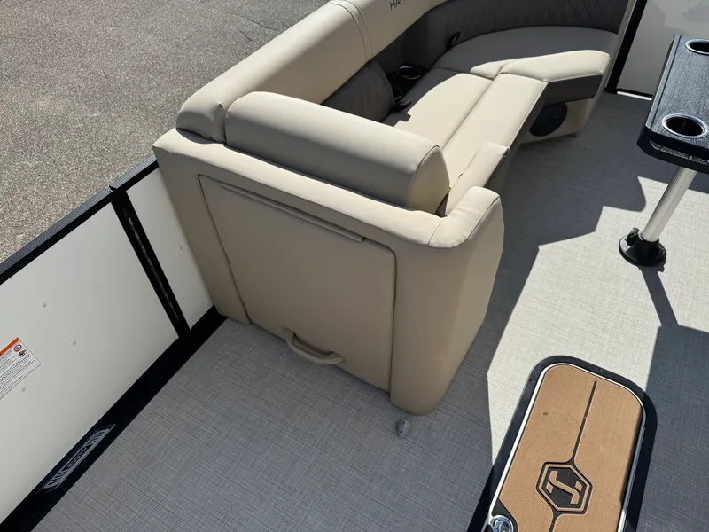 Slide: The Image of Harris Cruiser 230 2026 - 13