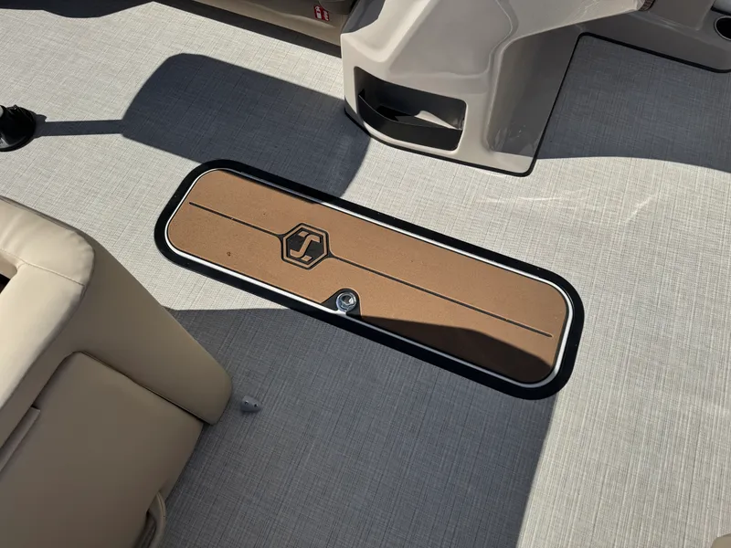 Slide: The Image of Harris Cruiser 230 2026 - 15