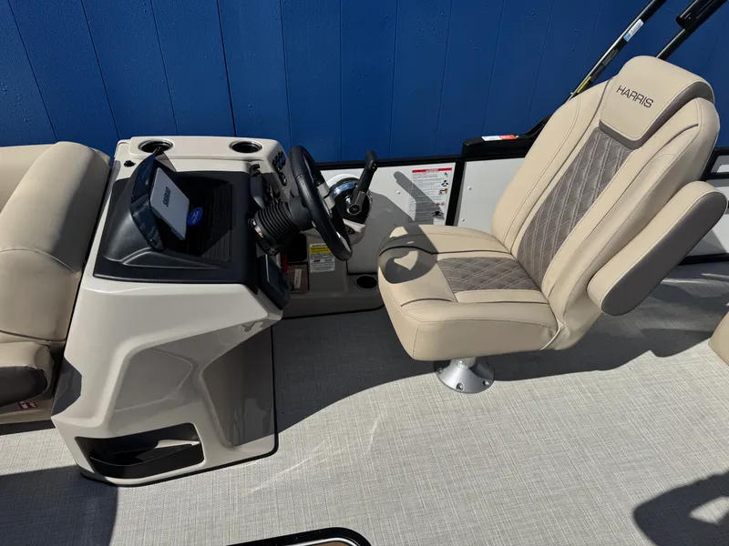 Slide: The Image of Harris Cruiser 230 2026 - 17