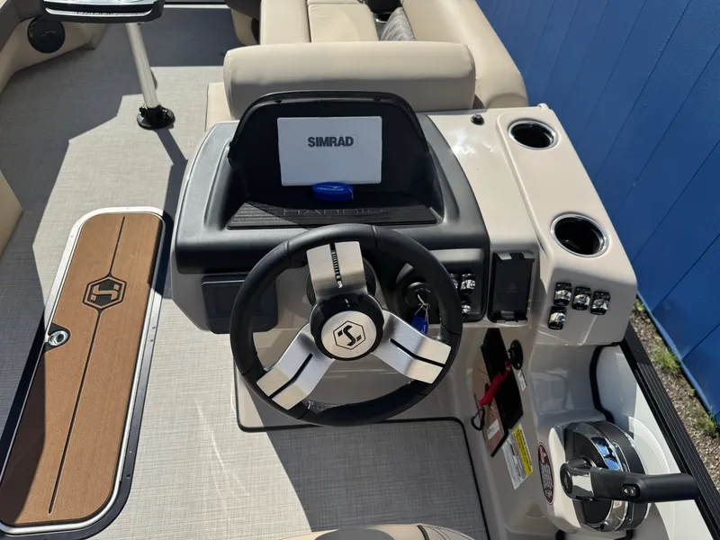 Slide: The Image of Harris Cruiser 230 2026 - 18