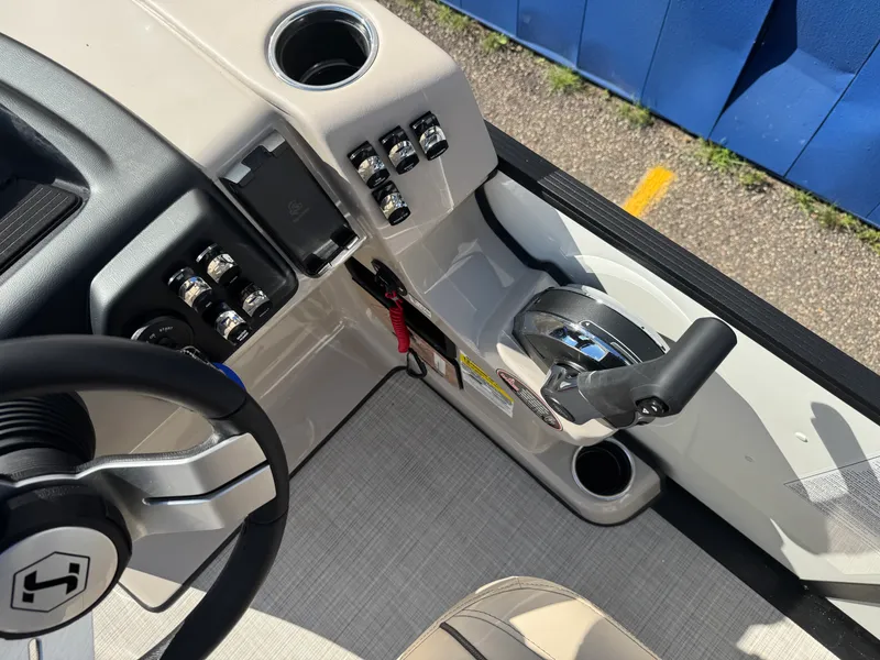 Slide: The Image of Harris Cruiser 230 2026 - 19