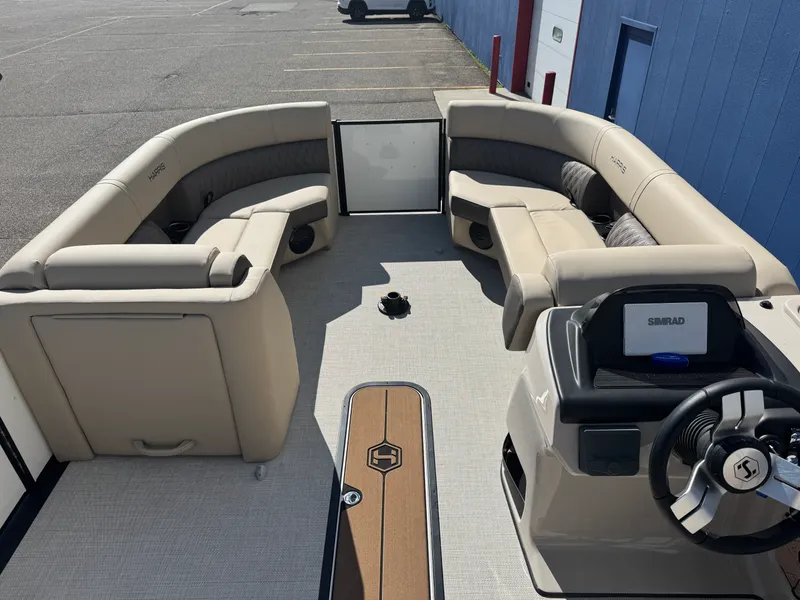 Slide: The Image of Harris Cruiser 230 2026 - 3