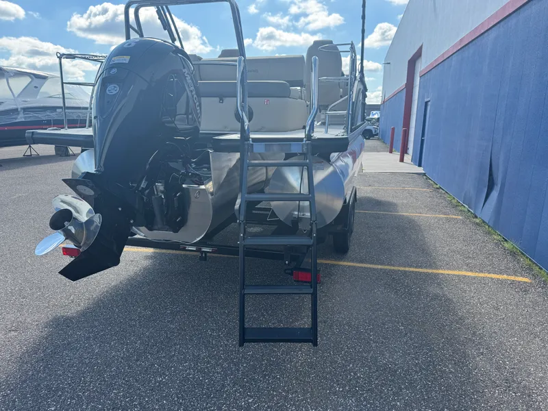 Slide: The Image of Harris Cruiser 230 2026 - 43