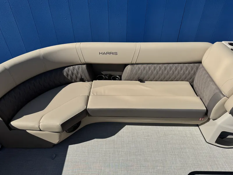 Slide: The Image of Harris Cruiser 230 2026 - 8