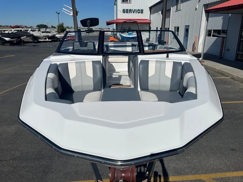 Slide: The Image of Malibu Wakesetter 21 LX-r 2024 - 12