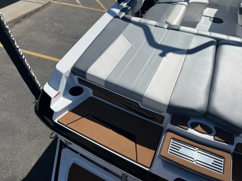 Slide: The Image of Malibu Wakesetter 21 LX-r 2024 - 15