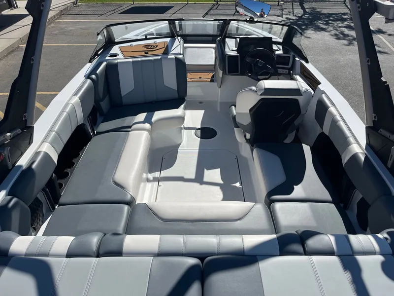 Slide: The Image of Malibu Wakesetter 21 LX-r 2024 - 17
