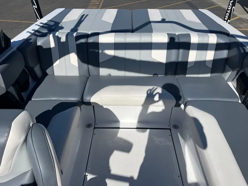 Slide: The Image of Malibu Wakesetter 21 LX-r 2024 - 18