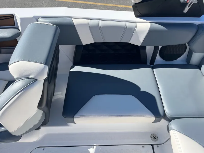 Slide: The Image of Malibu Wakesetter 21 LX-r 2024 - 19