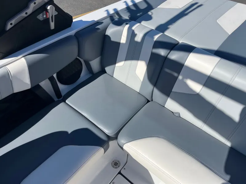 Slide: The Image of Malibu Wakesetter 21 LX-r 2024 - 20