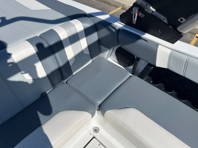 Slide: The Image of Malibu Wakesetter 21 LX-r 2024 - 22