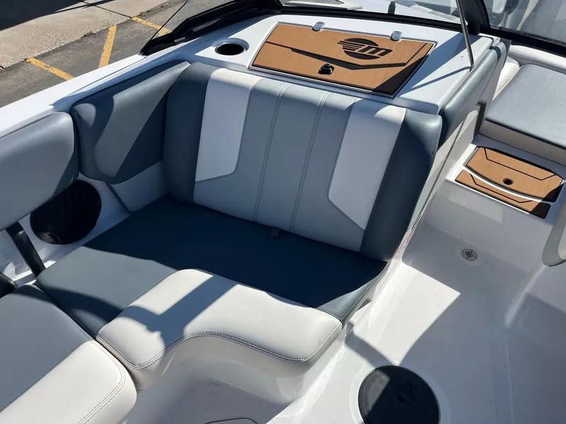 Slide: The Image of Malibu Wakesetter 21 LX-r 2024 - 24