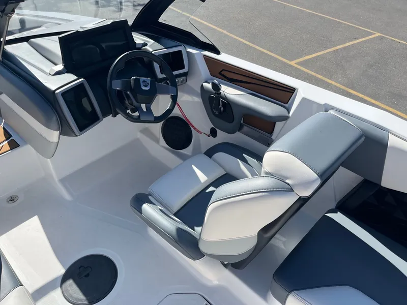 Slide: The Image of Malibu Wakesetter 21 LX-r 2024 - 25