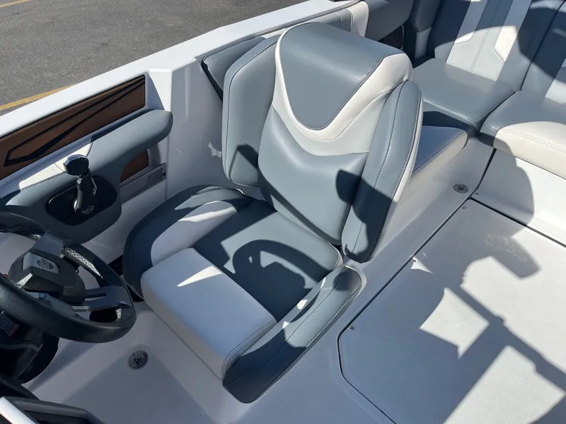 Slide: The Image of Malibu Wakesetter 21 LX-r 2024 - 26