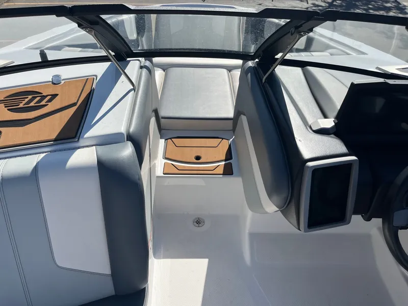 Slide: The Image of Malibu Wakesetter 21 LX-r 2024 - 28