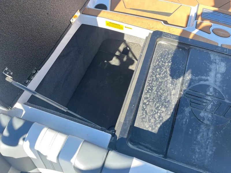 Slide: The Image of Malibu Wakesetter 21 LX-r 2024 - 34