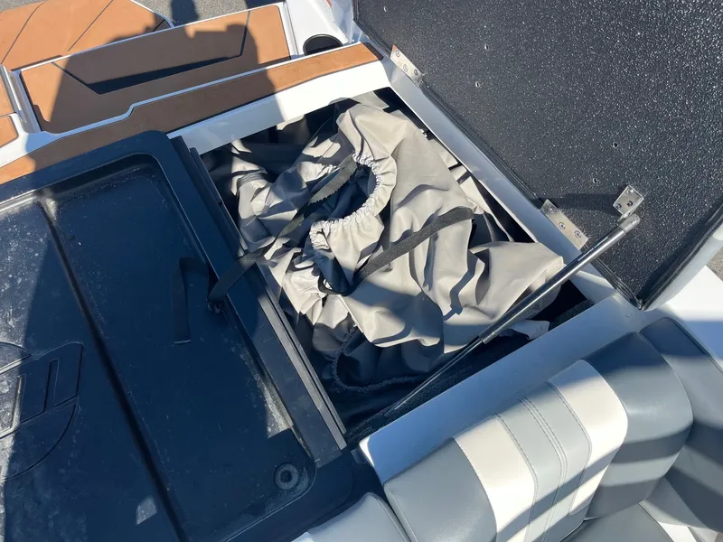 Slide: The Image of Malibu Wakesetter 21 LX-r 2024 - 35