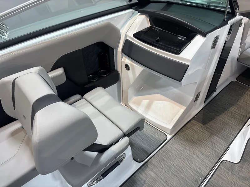 Slide: The Image of Four Winns H6 2024 - 10