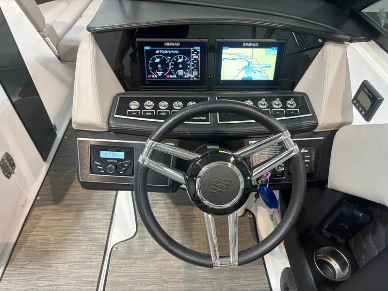 Slide: The Image of Four Winns H6 2024 - 13