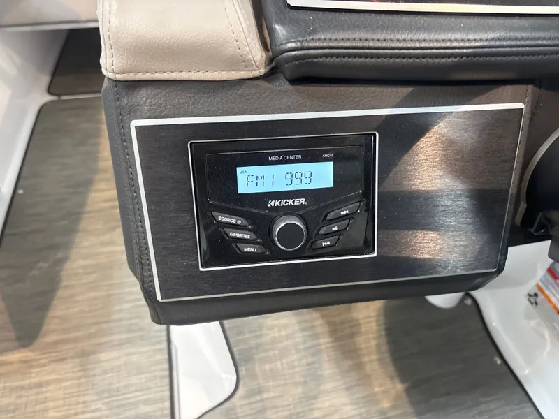 Slide: The Image of Four Winns H6 2024 - 14