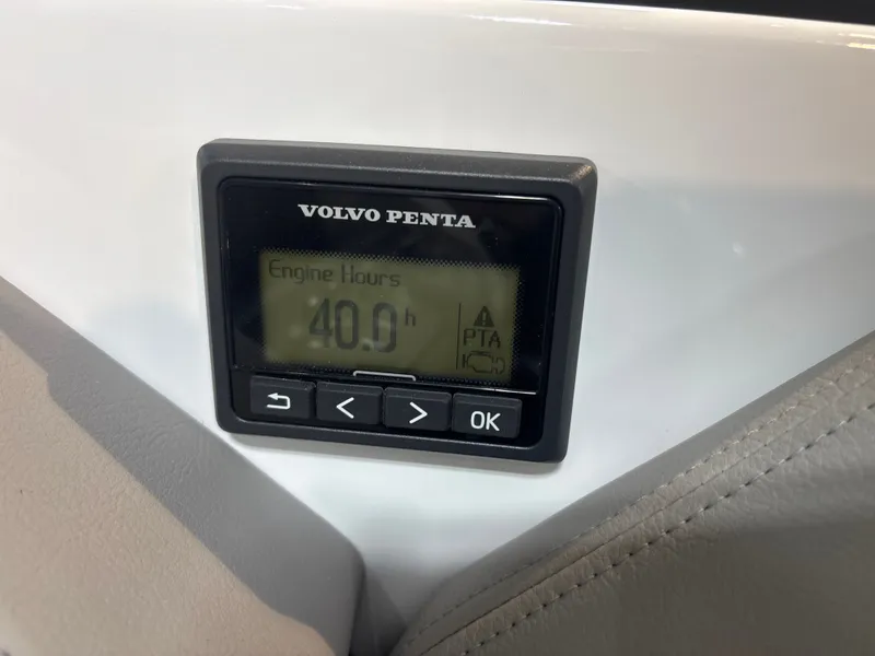 Slide: The Image of Four Winns H6 2024 - 17