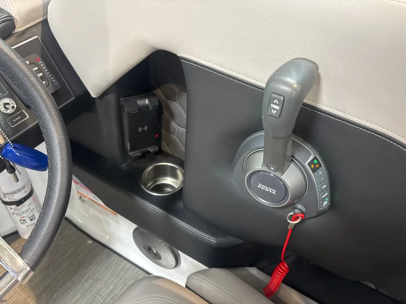 Slide: The Image of Four Winns H6 2024 - 18