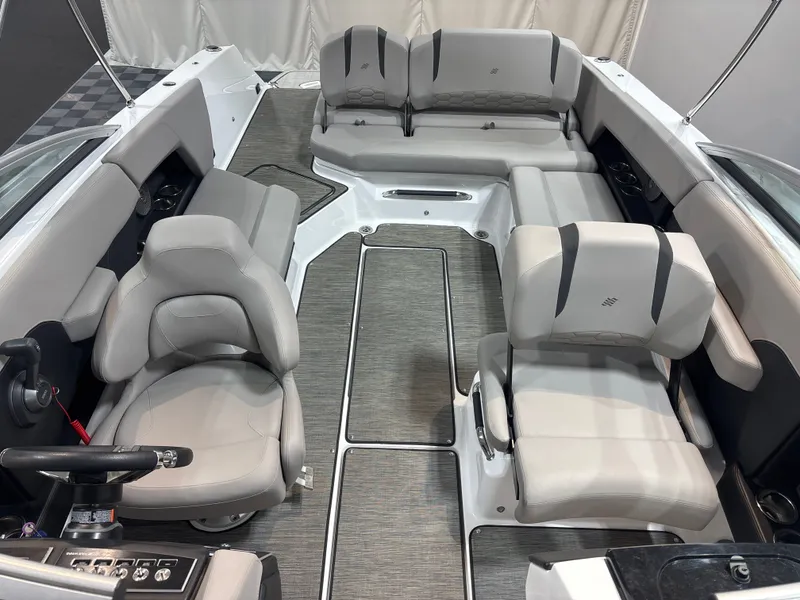 Slide: The Image of Four Winns H6 2024 - 8