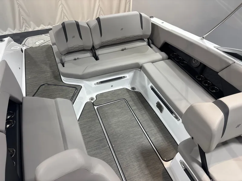 Slide: The Image of Four Winns H6 2024 - 9