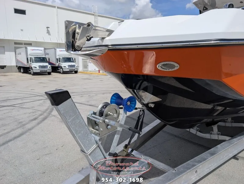 Slide: The Image of Scarab SB285 LX WAKE 2026 - 12