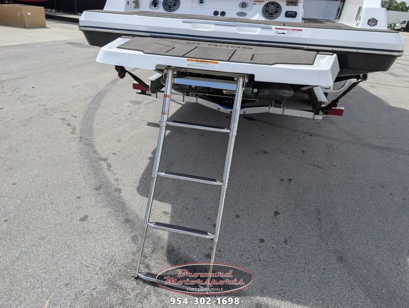 Slide: The Image of Scarab SB285 LX WAKE 2026 - 14