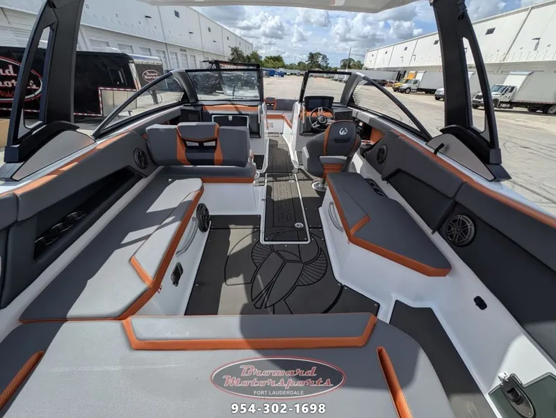 Slide: The Image of Scarab SB285 LX WAKE 2026 - 18