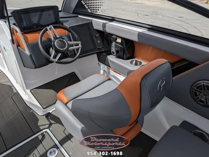 Slide: The Image of Scarab SB285 LX WAKE 2026 - 22