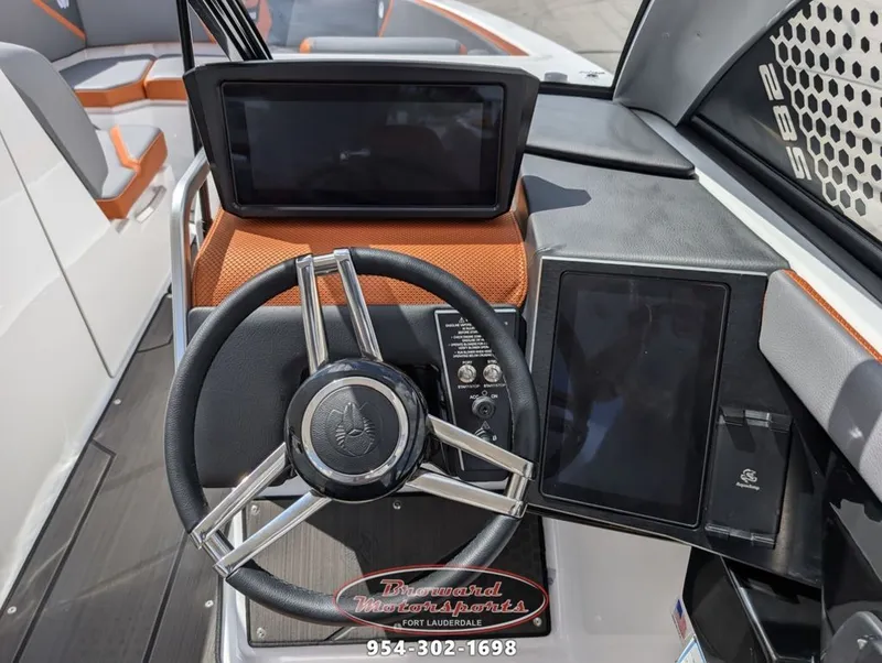 Slide: The Image of Scarab SB285 LX WAKE 2026 - 23