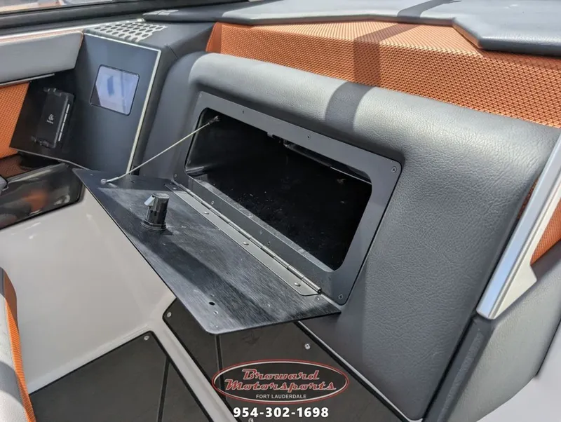 Slide: The Image of Scarab SB285 LX WAKE 2026 - 27