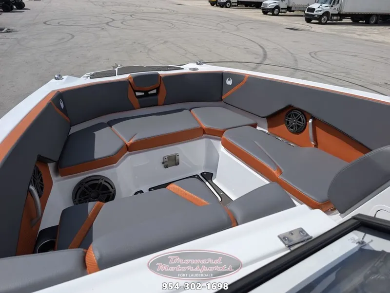 Slide: The Image of Scarab SB285 LX WAKE 2026 - 30