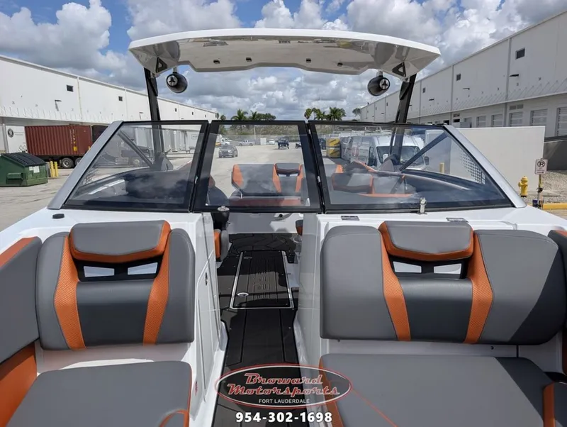 Slide: The Image of Scarab SB285 LX WAKE 2026 - 31