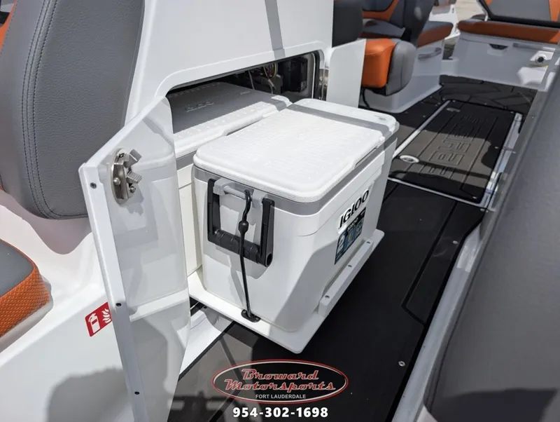 Slide: The Image of Scarab SB285 LX WAKE 2026 - 34