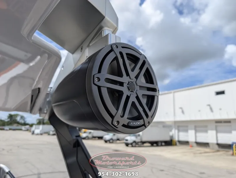 Slide: The Image of Scarab SB285 LX WAKE 2026 - 36