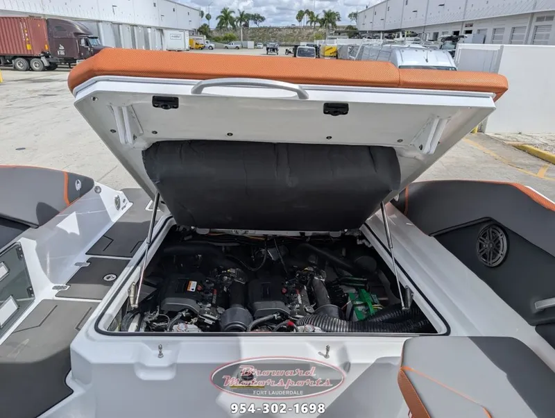 Slide: The Image of Scarab SB285 LX WAKE 2026 - 37