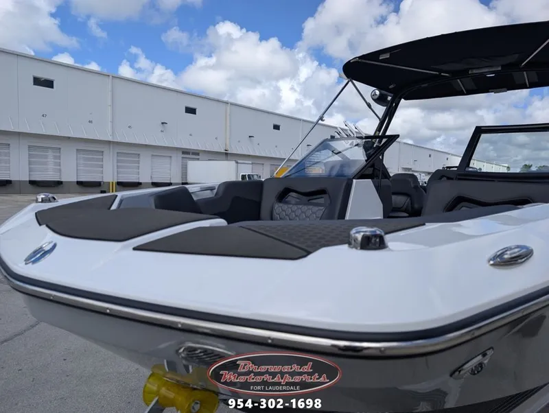 Slide: The Image of Scarab SB235 LX WAKE 2026 - 10