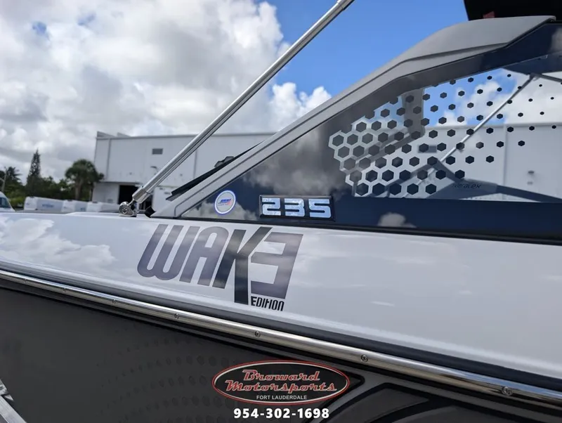 Slide: The Image of Scarab SB235 LX WAKE 2026 - 11