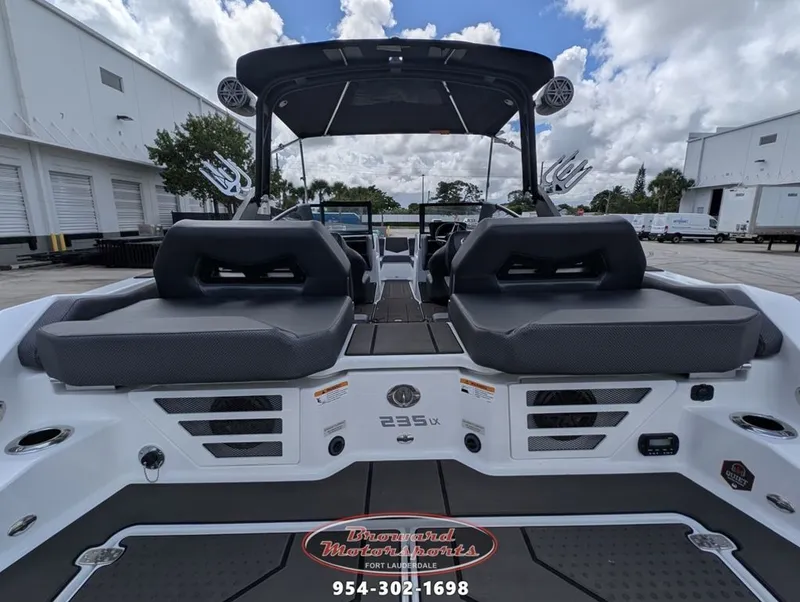 Slide: The Image of Scarab SB235 LX WAKE 2026 - 16