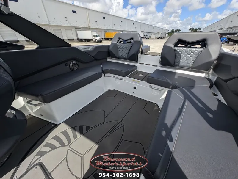 Slide: The Image of Scarab SB235 LX WAKE 2026 - 32