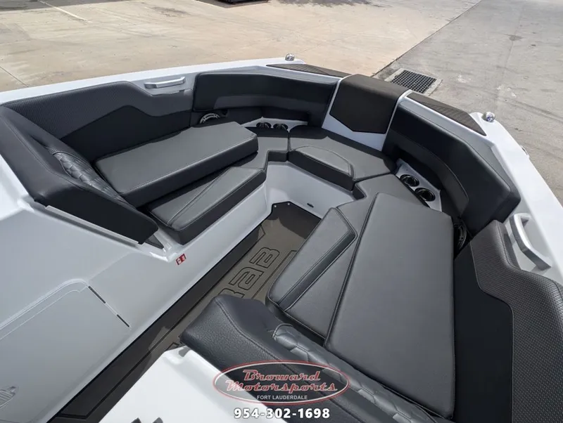 Slide: The Image of Scarab SB235 LX WAKE 2026 - 36