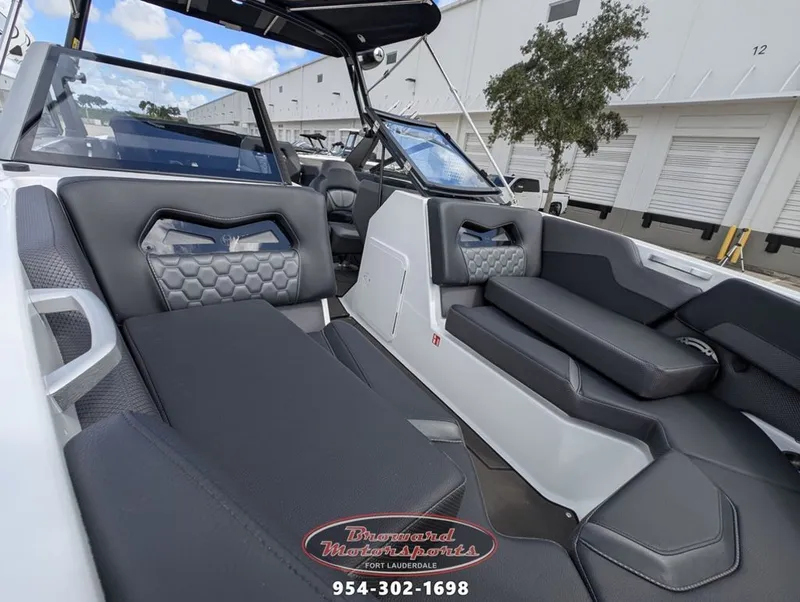 Slide: The Image of Scarab SB235 LX WAKE 2026 - 38