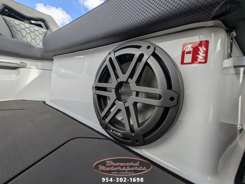 Slide: The Image of Scarab SB235 LX WAKE 2026 - 40