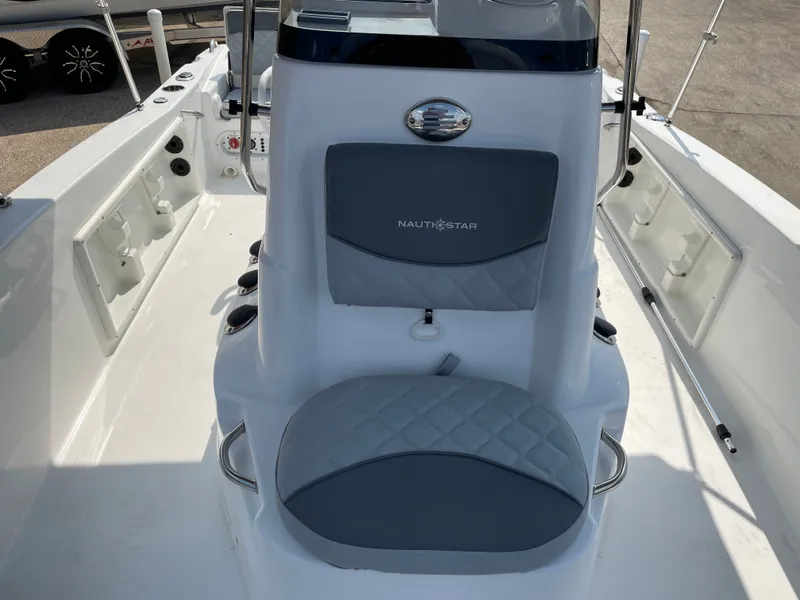 Slide: The Image of NauticStar 191H 2024 - 18